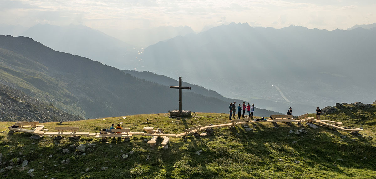 Längste Zirbenbank der Welt in den Tiroler Alpen