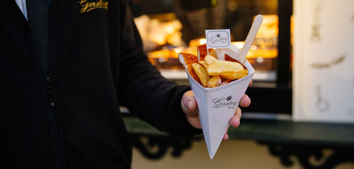 Schnitzel im Stanitzel: Gerstner begeistert mit Wiener Klassikern am Weihnachtsmarkt Schloss Schönbrunn