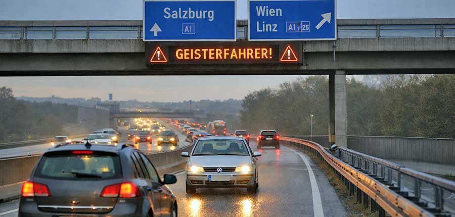 Ablenkung, Fahruntüchtigkeit und das Navi sind die häufigsten Ursachen von Geisterfahrten